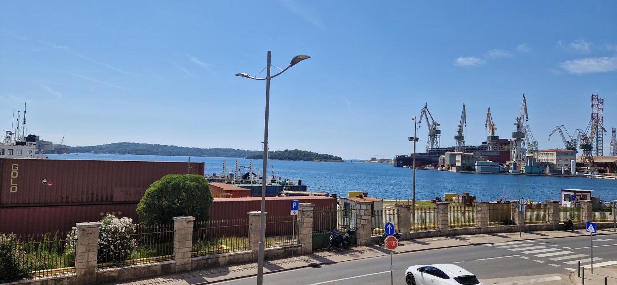 Apartment Port *